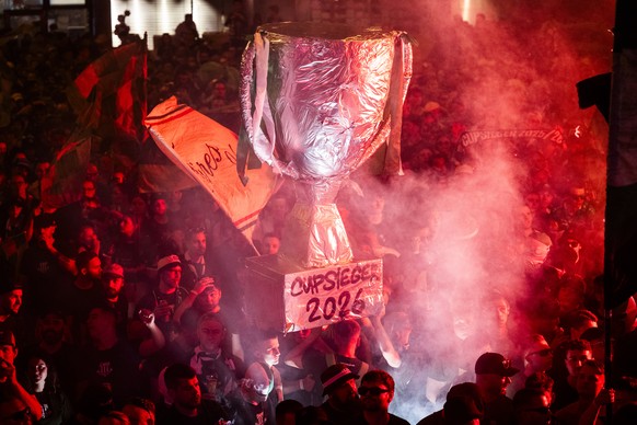 Fans tragen eine nachgebaute Trophae nach dem Fussball Cupfinal gegen den FC Stade Lausanne-Ouchy, am Sonntag, 24. Mai 2026, in St. Gallen. (KEYSTONE/Gian Ehrenzeller)