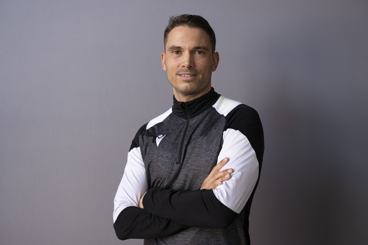 Schiedsrichter Sandro Schaerer posiert fuer den Fotografen beim Media Day der Schiedsrichter, am Sitz des Schweizerischen Fussballverbands (SFV) am Dienstag, 21. April 2026, in Muri bei Bern. Die FIFA ...