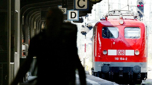 Eine Reisende laeuft am 1. August 2003 einen Bahnsteig im Hauptbahnhof von Frankfurt/Main entlang. Die Fahrgastzahlen im Fernverkehr der Bahn sind von Januar bis September 2003 deutlich eingebrochen,  ...