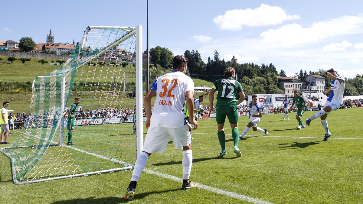 Grasshopper's defender Cedric Zesiger, 2nd right, shoots the ball, during the Swiss Cup Round of 64 between CS Romontois and Grasshopper Club Zuerich, at the stade du Glaney stadium, in Romont, S ...