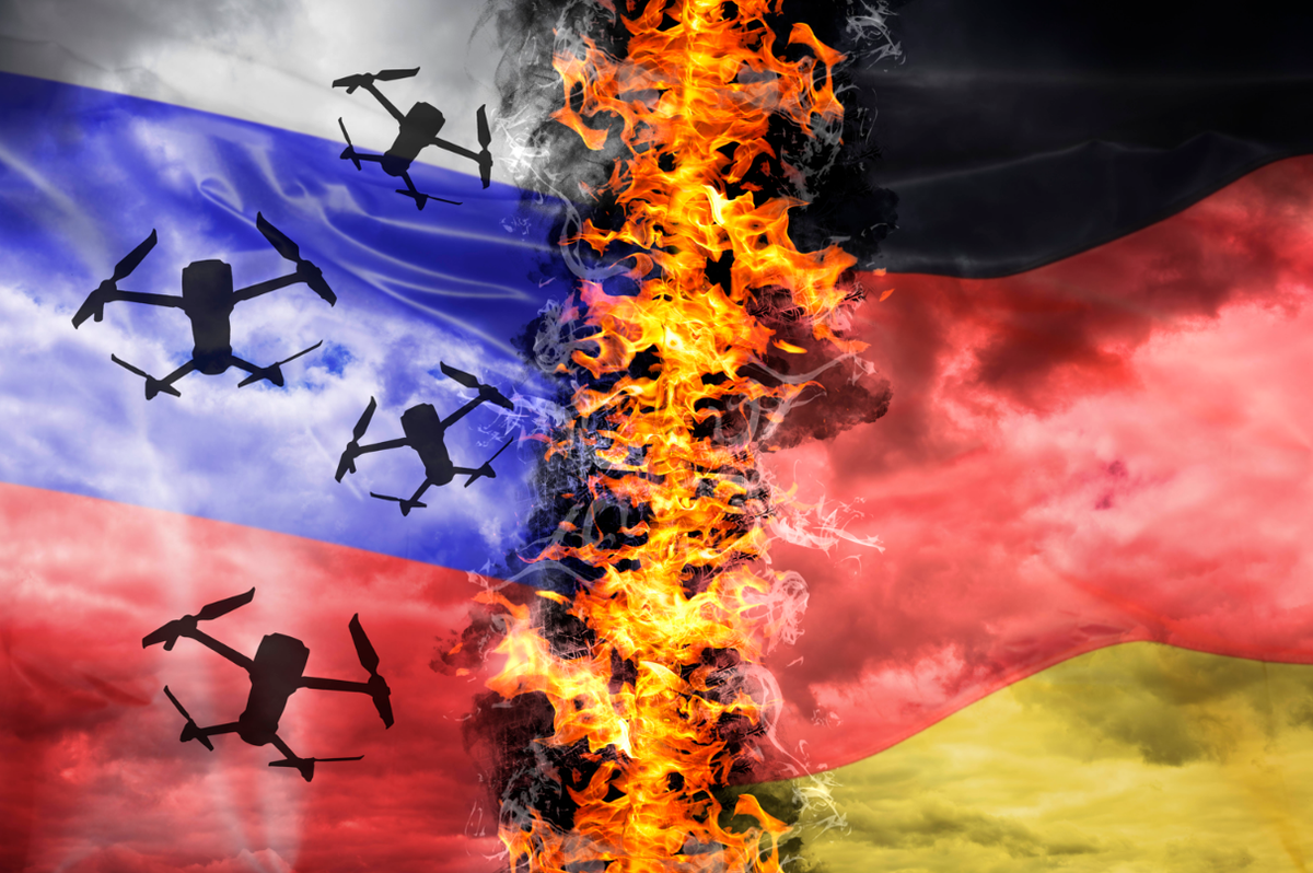 FOTOMONTAGE, Drohnen vor Fahnen von Russland und Deutschland, russische Drohnengefahr Hamburg Hamburg Deutschland ** NUR FÜR REDAKTIONELLE ZWECKE ** EDITORIAL USE ONLY ** *** PHOTO MONTAGE, drones in  ...