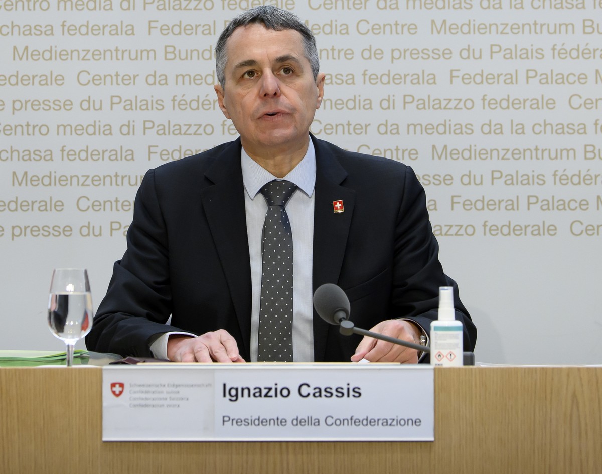 Bundespraesident Ignazio Cassis spricht waehrend einer Medienkonferenz ueber die neusten Entscheide des Bundesrates zur Coronavirus-Pandemie, am Mittwoch, 16. Februar 2022, im Medienzentrum Bundeshaus ...