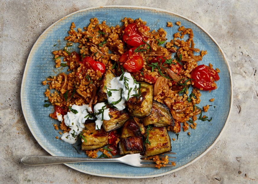 Bulgur with tomato, aubergine and preserved lemon yoghurt (pictured above)
Bulgur mit Tomaten, Auberginen und Joghurt
essen food yotam ottolenghi https://i.guim.co.uk/img/media/d1d71f82c8ddee2bd596613 ...