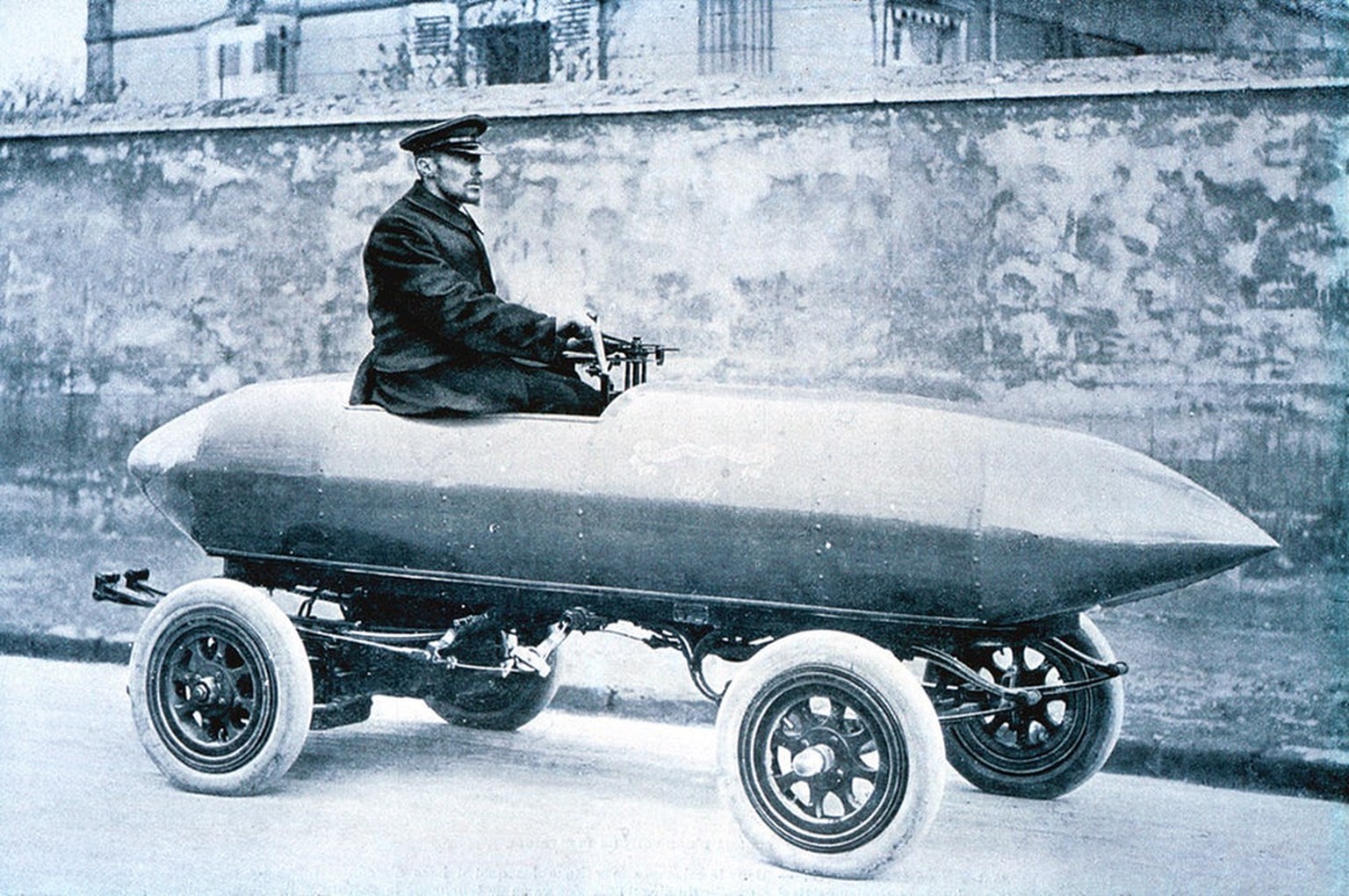 la jamais contente elektrofahrzeug rekordfahrzeug 1899 auto motor https://de.wikipedia.org/wiki/La_Jamais_Contente