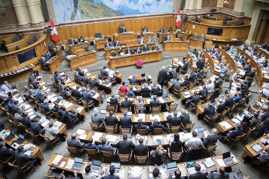 ZUR STUDIE UEBER DIE ENTSCHAEDIGUNG DER BUNDESPARLAMENTARIER, AM DIENSTAG, 23. MAI 2017, ERHALTEN SIE FOLGENDE ARCHIVBILDER ---- Der Nationalrat debattiert waehrend der Sondersession im Nationalrat, a ...