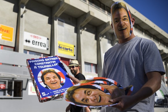 Une personne vend des masques en carton avec le portrait du president du FC Sion Christian Constantin, lors de la rencontre de football de Super League entre le FC Sion et le FC St. Gallen ce dimanche 15 octobre 2017 au stade de Tourbillon a Sion. (KEYSTONE/Jean-Christophe Bott)