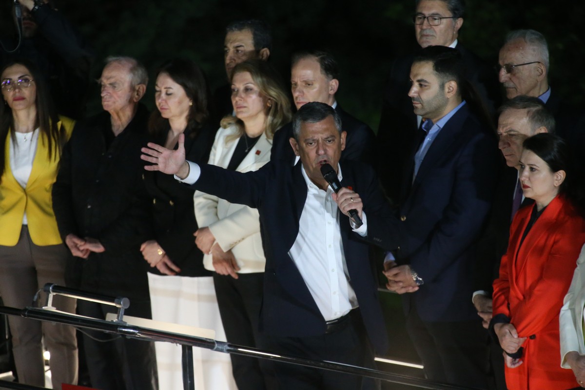 epa12983708 Suspended Republican People's Party Chairman (CHP) Ozgur Ozel (C) addresses supporters outside the CHP headquarters from atop a bus in Ankara, Turkiye, 21 May 2026 (issued 22 May 2026 ...