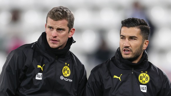 epa11074100 Dortmund&#039;s assistant coaches Sven Bender (L) and Nuri Sahin (R) talk before the German Bundesliga soccer match between SV Darmstadt 98 and Borussia Dortmund in Darmstadt, Germany, 13  ...