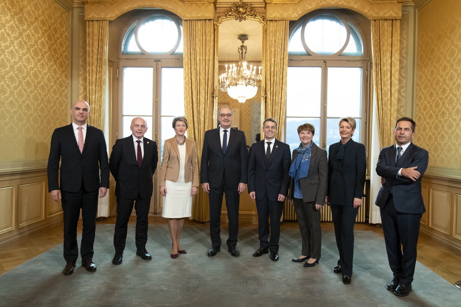 Die neugewaehlten Bundesraetinnen Karin Keller-Sutter, 2. von rechts, und Viola Amherd, 3. von rechts, posieren mit dem Gesamtbundesrat, von links, Bundespraesident Alain Berset, Ueli Maurer, Simonett ...