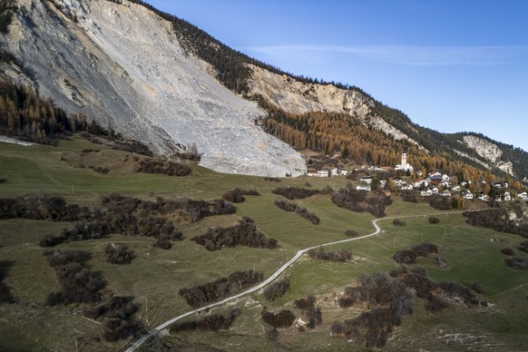 An overview of Brienz-Brinzauls, on Sunday, November 17, 2024, in Brienz-Brinzauls. On June 15, 2023, a stream of rock debris almost reached the village, which was evacuated at the time. Now another 1 ...
