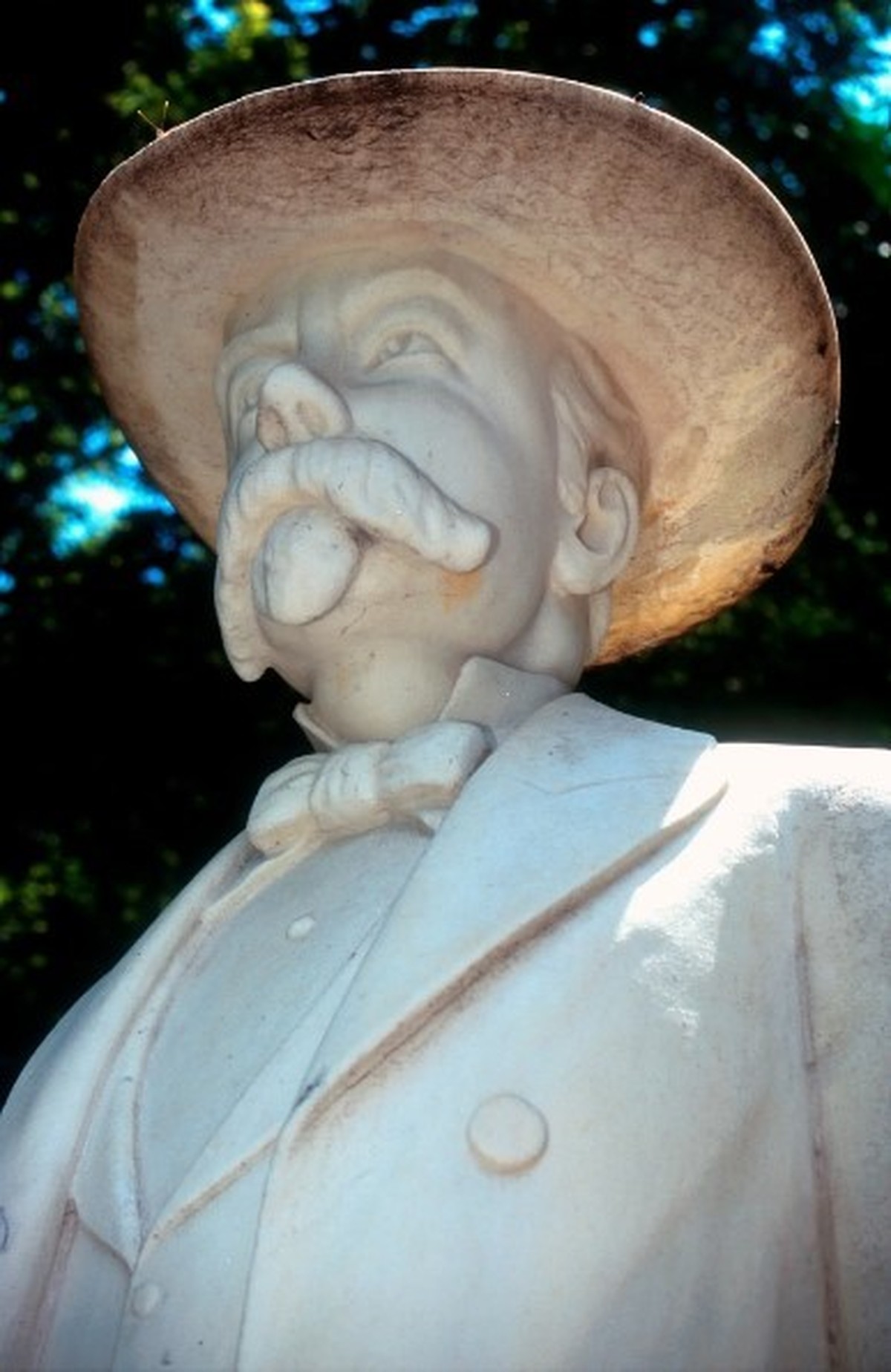 Jack Daniel in seinem bekannten Outfit. Die Statue steht vor der Destillerie in Lynchburg, Tennessee.