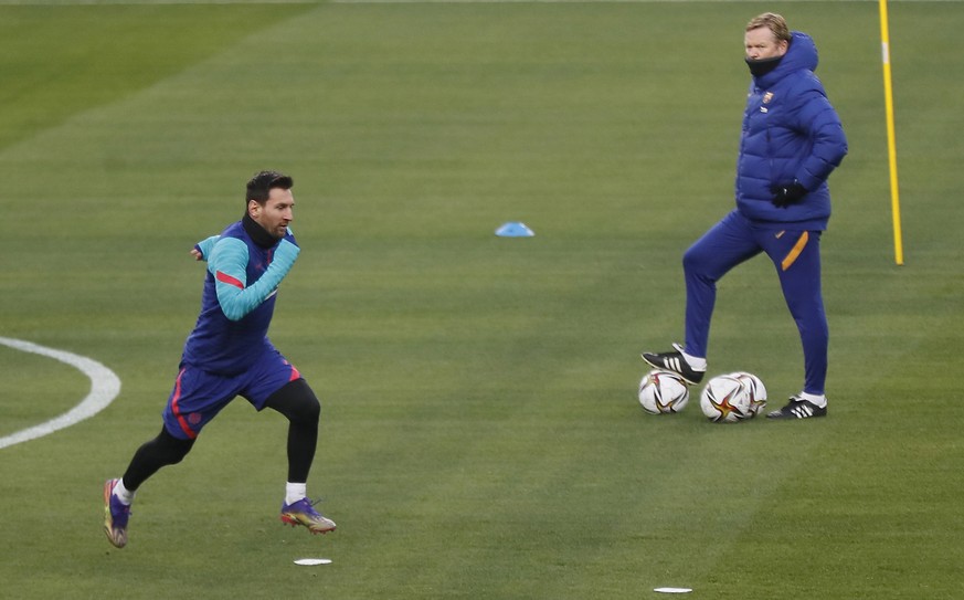 epa08942354 FC Barcelona&#039;s head coach Ronald Koeman (R) and striker Lionel Messi (L) during a training session of the team on the eve of their Spanish Supercup final match against Athletic Bilbao ...