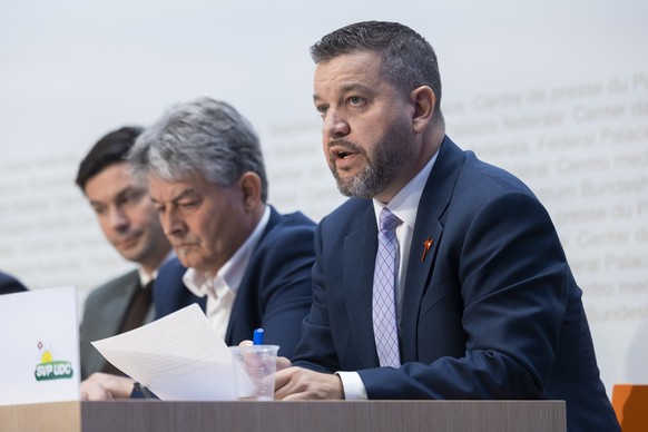 Roman Hug, Nationalrat SVP-GR, spricht neben Martin Haab, Nationalrat SVP-ZH, und Benjamin Giezendanner, Nationalrat SVP-AG, waehrend einer Medienkonferenz der SVP ueber die Vernehmlassung der SVP zum ...