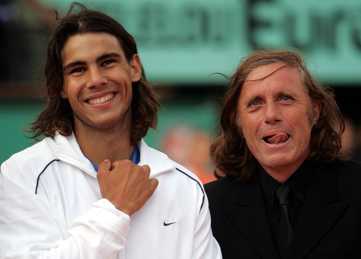 Spain's Rafael Nadal, left, smiles after winning a first round match against Sweden's Robin Soderling and breaking the record of 53 consecutive wins on clay, held by Argentina's Guiller ...
