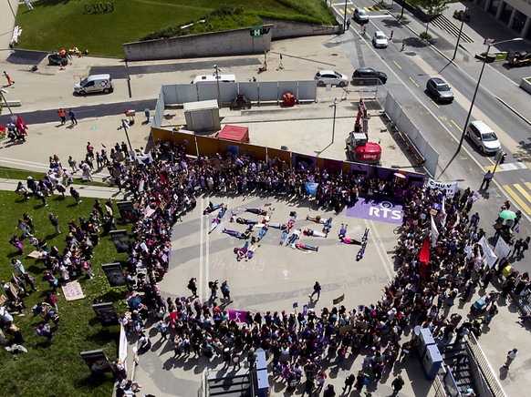 Frauen formen vor dem Unispital CHUV in Lausanne die Tageszeit 15:24 Uhr. Ab dann arbeiten die Frauen in der Schweiz laut Streikkomittees gratis.