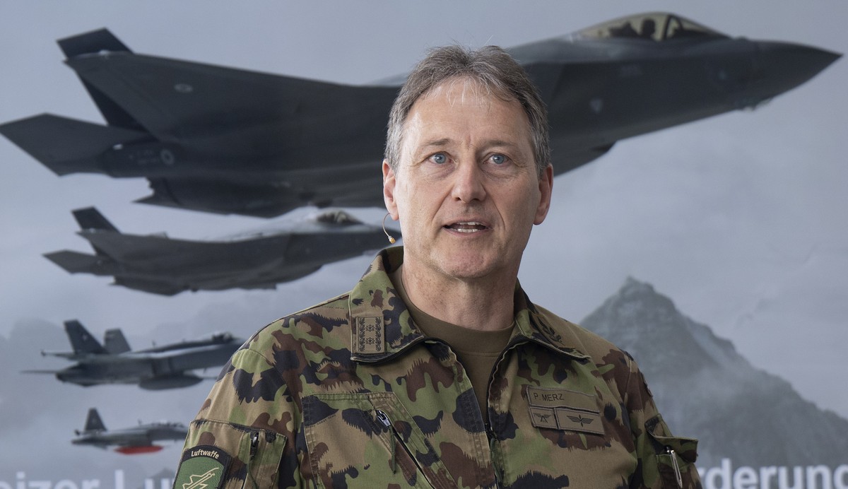 Divisionaer Peter Merz, Kommandant.Luftwaffe, spricht zur Dezentalisierungsuebung BERDEZA, am Montag, 31. Maerz 2025, auf dem Flughafen Bern-Belp. An diesem Tag startet und landet die Luftwaffe mit Ka ...
