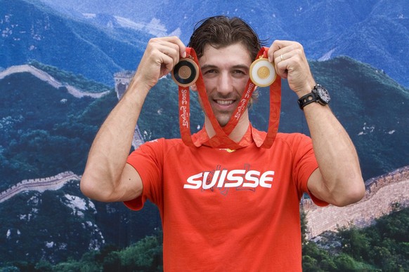 Der Schweizer Radrennfahrer Fabian Cancellara zeigt 2008 seine Medaillen im Olympic Village in Peking.&nbsp;