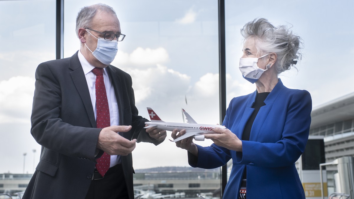 Bundespraesident Guy Parmelin, links, erhaelt ein Miniaturflugzeug von Volkswirtschaftsdirektorin Carmen Walker Spaeh an einem Point de Presse ueber die Auswirkungen der Corona-Pandemie auf die Zuerch ...