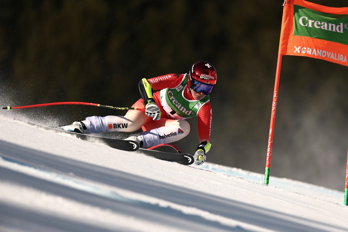 Switzerland's Corinne Suter speeds down the course during a women's World Cup super-G race, in Soldeu, Andorra, Sunday, March 1, 2026. (AP Photo/Gabriele Facciotti)
Corinne Suter