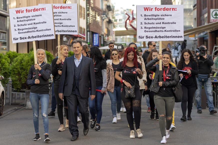 Prostituierte fordern an einer Demonstration klare und transparente gesetzliche Grundlagen fuer Erotikdienstleisterinnen in Basel am Mittwoch, 26. September 2018. (KEYSTONE/Georgios Kefalas)