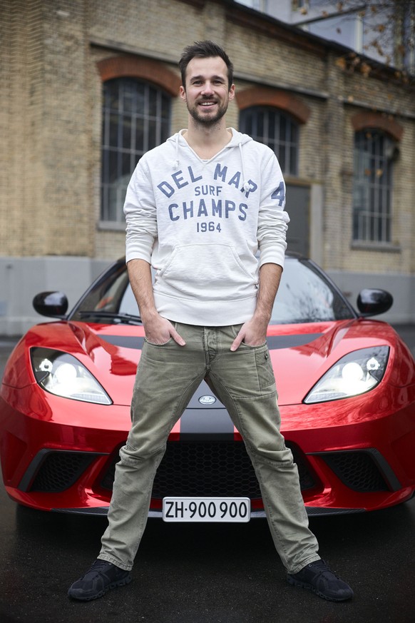 Yves Welti hat mit Bitcoins etwas Geld gemacht und sich davon einen Lotus (Auto) und ein Nummernschild gekauft. Photo by Roland Schmid