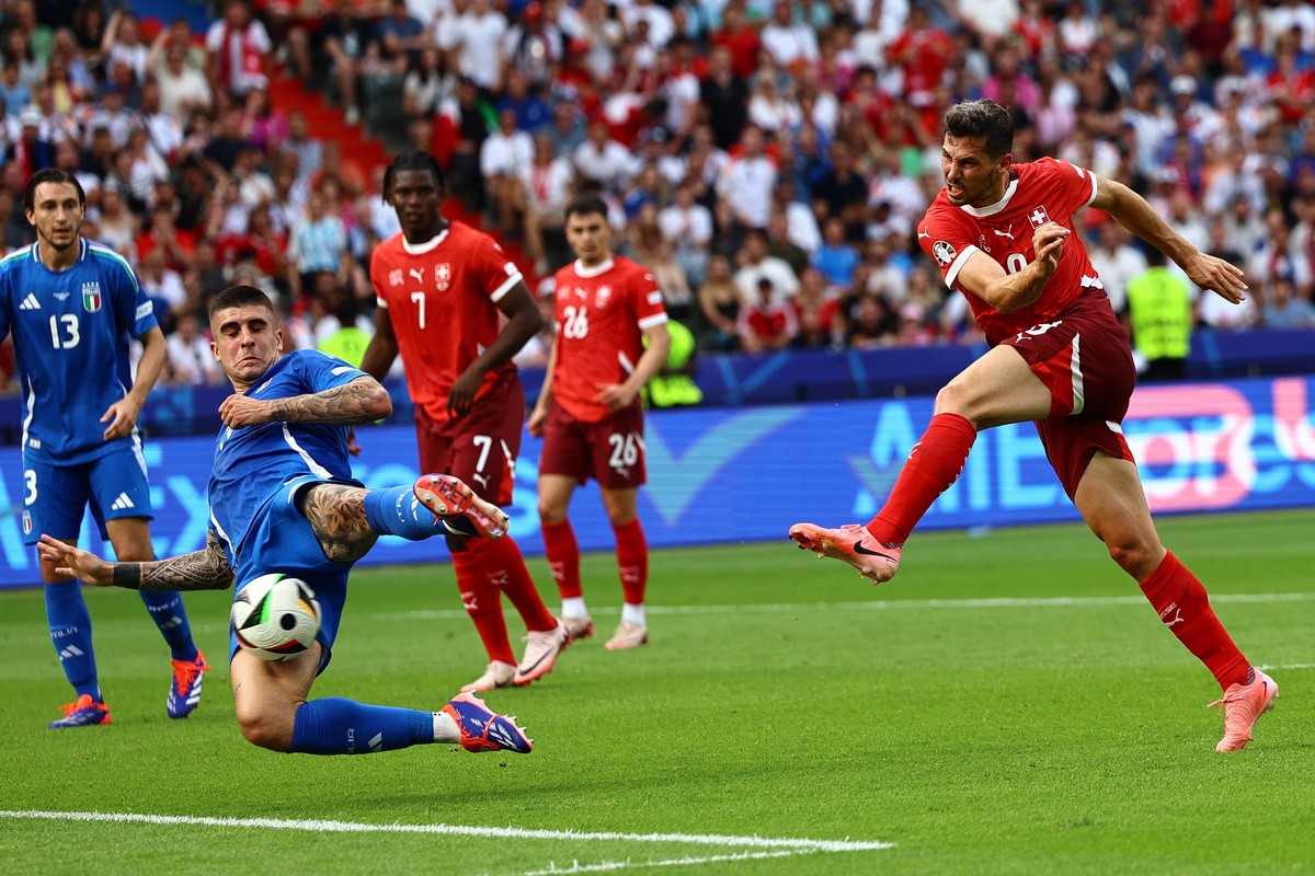 epaselect epa11445383 Remo Freuler of Switzerland scores the 1-0 goal during the UEFA EURO 2024 Round of 16 soccer match between Switzerland and Italy, in Berlin, Germany, 29 June 2024. EPA/FILIP SING ...