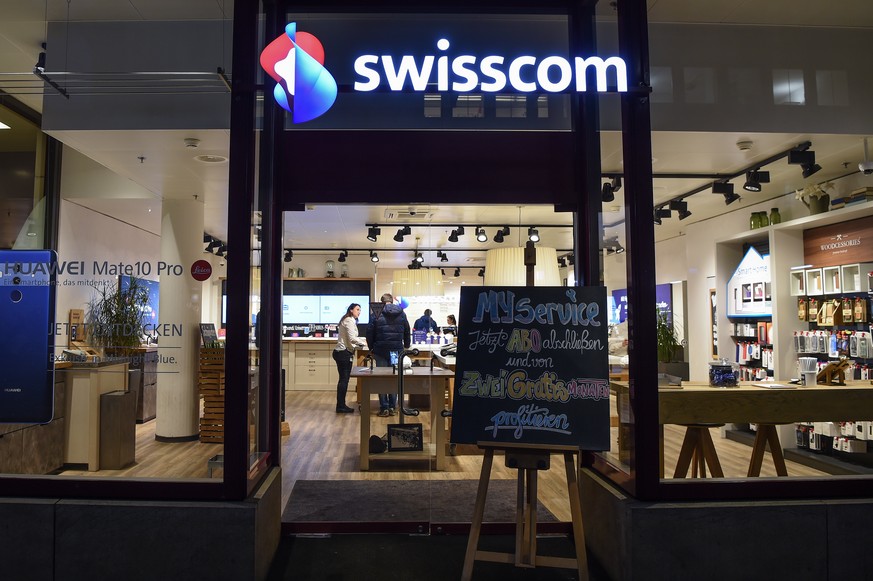 ARCHIVBILD - ZU DEN ZAHLEN DES 1. QUARTALS VON SWISSCOM, AM DONNERSTAG, 2. MAI 2019 - Swisscom Shop von aussen, fotografiert am Freitag, 19. Januar 2018, in Zuerich Oerlikon. Die Swisscom kaempft seit ...