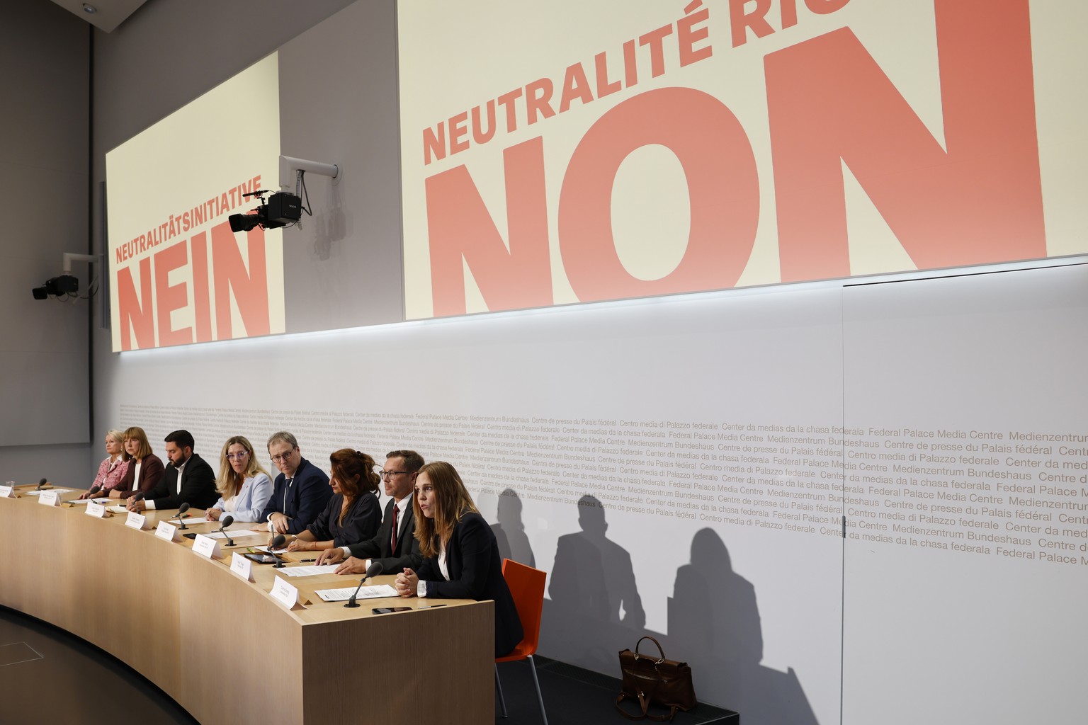 Corina Gredig, Nationalraetin GLP-ZH, vorne, spricht waehrend einer Medienkonferenz eines ueberparteilichen Nein-Komitees zur Neutralitaetsinitiative, am Montag, 17. August 2026 in Bern. (KEYSTONE/Pet ...