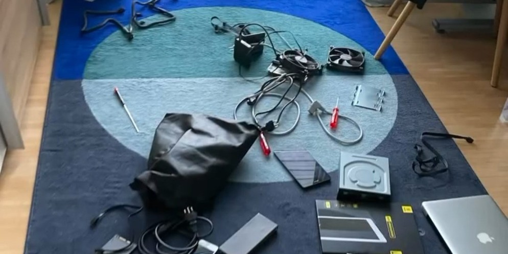 Benjamin Büchi repariert bei sich zu Hause defekte Elektrogeräte.