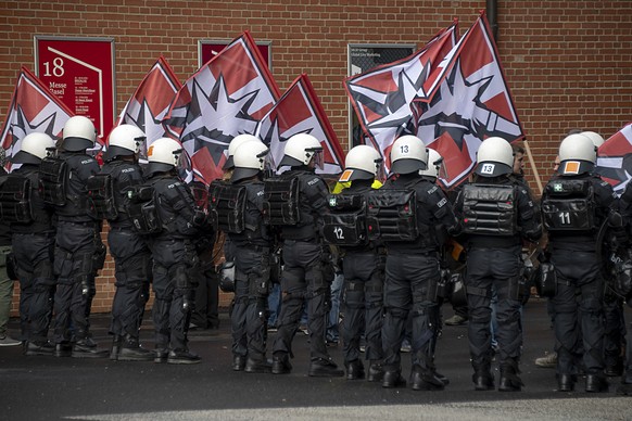 Die Polizei trennt die Handvoll Demonstranten der Pnos (Partei national orientierter Schweizer) von den hunderterten von Gegendemonstranten in Basel, am Samstag, 24. November 2018. (KEYSTONE/Georgios  ...