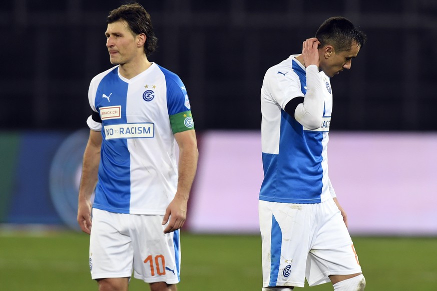 Die Grasshoppes Veroljub Salatic, links, und Marko Basic, rechts, nach der Niederlage beim Fussballspiel der Challenge League Grasshopper Club Zuerich gegen den FC Vaduz in Zuerich am Freitag, 31. Jan ...