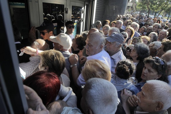 Chaos vor einem Bankomaten in Athen.