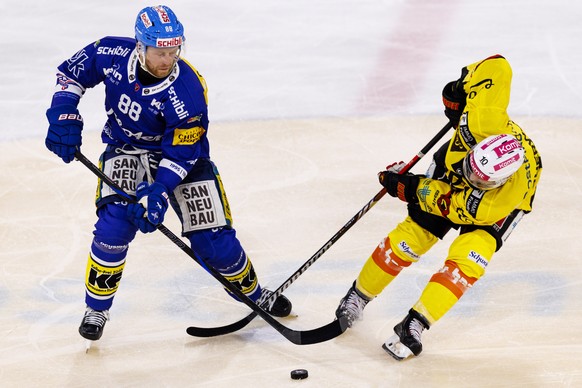 EHC Kloten Stuermer Dario Meyer gegen SC Bern Stuermer Tristan Scherwey waehrend dem Eishockey-Meisterschaftsspiel der National League zwischen den Teams EHC Kloten und SC Bern am Freitag, 20. Septemb ...