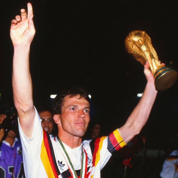 BR Deutschland ist Weltmeister 1990 - Lothar Matth�us pr�sentiert den Weltpokal - WM Finale 1990 - BRD vs. Argentinien 1:0 - PUBLICATIONxINxGERxSUIxAUTxHUNxPOLxUSAxONLY