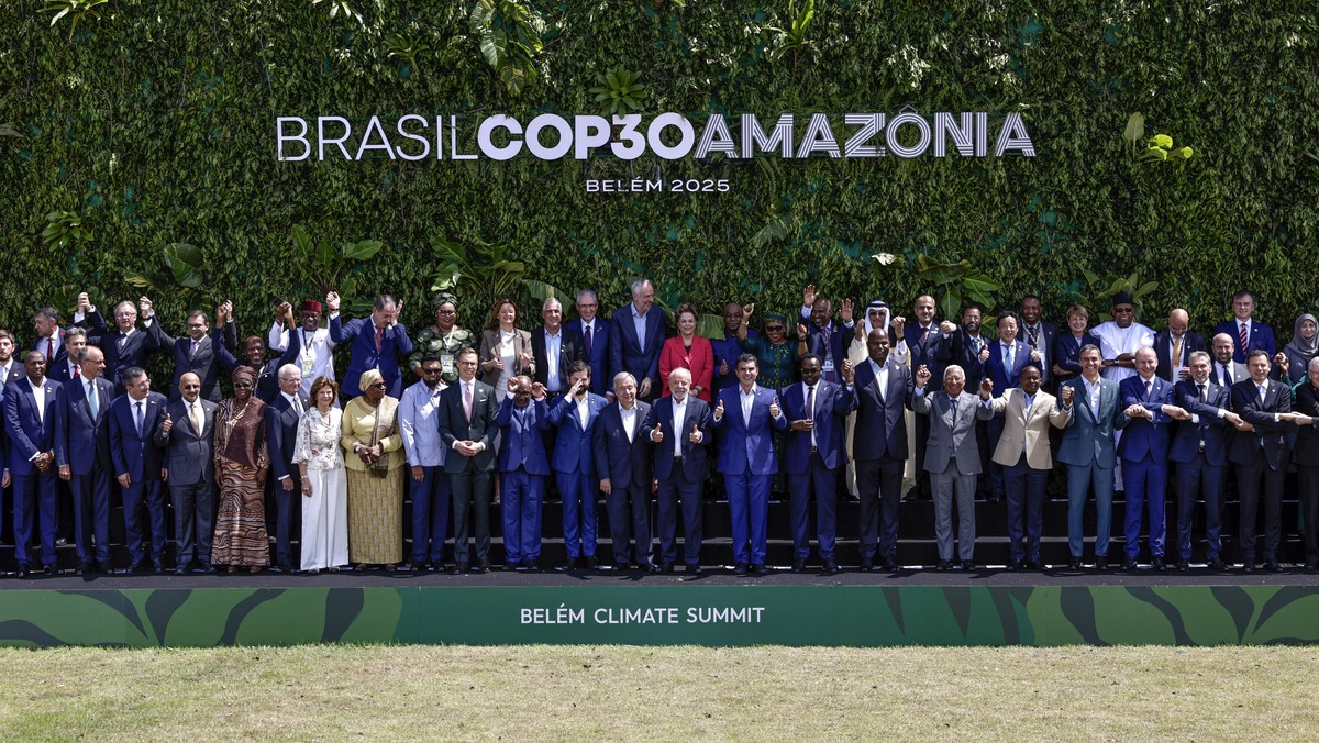 KEYPIX - epa12510972 Heads of state and governments, and other attendees of the COP30 leaders' summit take part in a family photo in Belem, Brazil, 07 November 2025. The summit precedes the main  ...