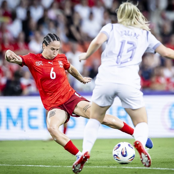 Switzerland&#039;s forward Geraldine Reuteler, left, fights for the ball with Norway&#039;s defender Thea Bjelde, right, during the UEFA Women&#039;s EURO 2025 Group A soccer match between Switzerland ...