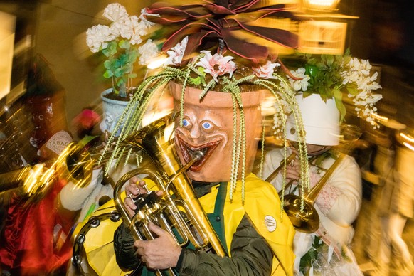 Eine Guggenmusik marschiert durch die Gassen an der Tagwache am Schmutzigen Donnerstag, 24. Februar 2022 in Luzern. Die Luzerner Fasnacht dauert vom 24. Februar bis 1. Maerz. (KEYSTONE/Philipp Schmidl ...