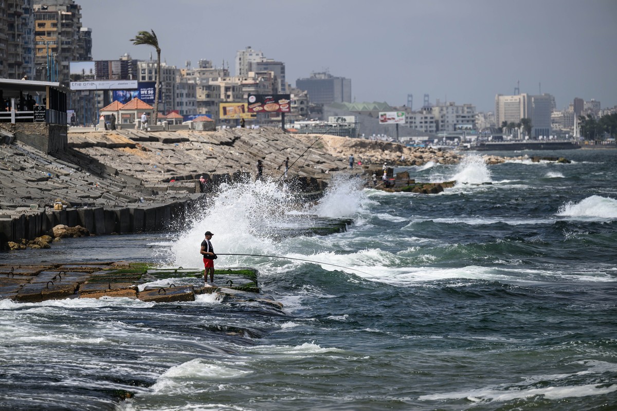 epaselect epa12268439 Fishermen sit by breakwaters in Alexandria, Egypt, 27 July 2025 (issued 28 July 2025). The Egyptian prime minister announced new coastal protection projects in Alexandria, aimed  ...