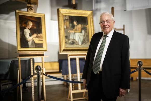 Alt Bundesrat Christoph Blocher posiert mit Bilder von Albert Anker in der Kirche Tal in Herrliberg in welcher einige Bilder seiner Sammlung zeigt, am Sonntag, 4. Februar 2024 in Herrliberg. (KEYSTONE ...