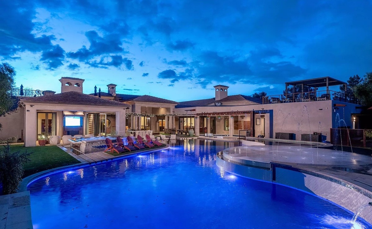 Crazy Villa in Gilbert Arizonafür 20 millionen dollar https://www.zillow.com/homedetails/21423-S-147th-St-Gilbert-AZ-85298/59261224_zpid/