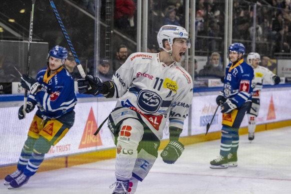 Johnny Kneubuehler, mitte, von Ambri feiert das Tor zum 1:2 beim Eishockey Meisterschaftsspiel der National League zwischen dem EV Zug und dem HC Ambri-Piotta am Samstag, 27. Januar 2024 in Zug.