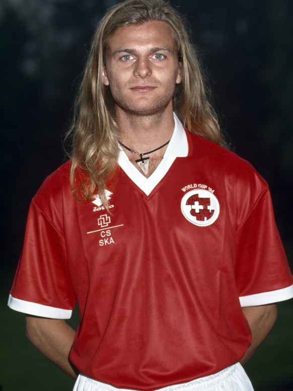 Ein Portrait des Schweizer Fussballers Alain Sutter im Dress der Schweizer Fussballnationalmannschaft, aufgenommen im April 1994. (KEYSTONE/Str)