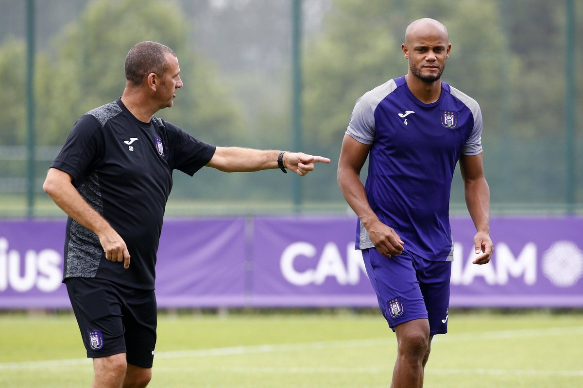 Sport Bilder des Tages Simon Davies head coach of Anderlecht and Vincent Kompany of Rsc Anderlecht pictured during the closed training session of Rsc Anderlecht in Neerpede , Belgium. ***NEERPEDE, BEL ...