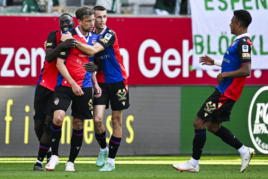 Basels Fabian Frei, zweiter von links, bejubelt sein 1-1 im Fussball Super League Spiel zwischen dem FC St. Gallen und dem FC Basel, am Samstag, 22. Juli 2023, im Kybunpark in St. Gallen. (KEYSTONE/Gi ...