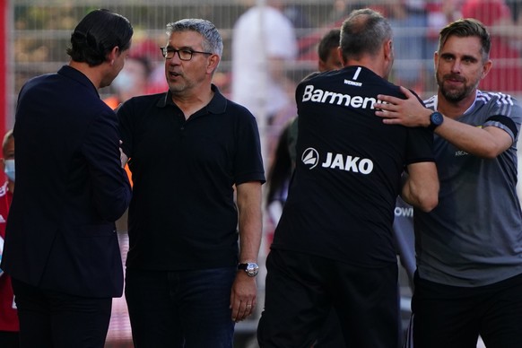 epa09413815 Leverkusen?s head coach Gerardo Seoane (L) and Union?s head coach Urs Fischer (2-L) talk after the German Bundesliga soccer match between 1. FC Union Berlin and Bayer Leverkusen in Berlin, ...