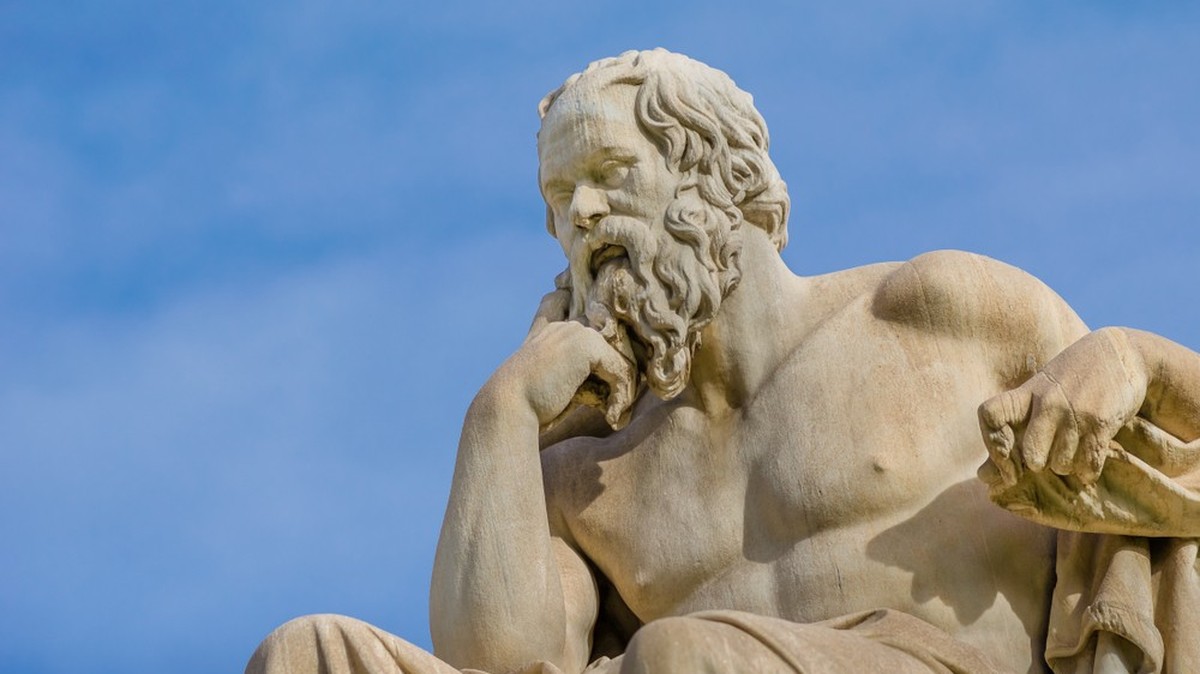 Nahaufnahme eines größten Philosophen Griechenlands Sokrates reflektiert die Bedeutung des Lebens auf dem Hintergrund des blauen Himmels.