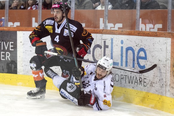 Hardy Haeman Aktell (SCB), links, kaempft um den Puck mit Christoph Bertschy (HCFG) im siebten Playoff Viertefinal Spiel der Eishockey National League zwischen SC Bern, SCB, und Fribourg-Gotteron, HCF ...
