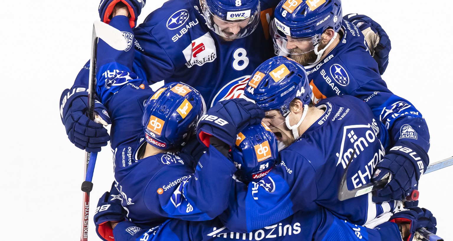 Zuerichs Justin Azevedo, vorne Mitte, jubelt mit Teamkollegen nach seinem Treffer zum 2:1 im Eishockeyspiel der National League zwischen den ZSC Lions und dem EHC Biel, am Sonntag, 1. Januar 2023 in d ...