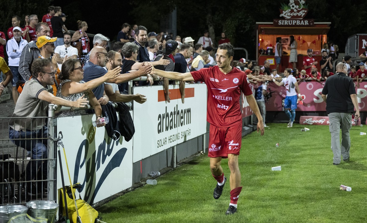 Winterthurs Remo Arnold verabschiedet sich vom Publikum im Fussball Meisterschaftsspiel der Super League zwischen dem FC Winterthur und dem FC Basel im Stadion Schuetzenwiese, am Samstag, 16. Juli 202 ...