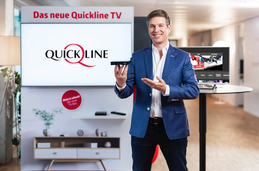 Der CEO von Quickline, Frédéric Goetschmann, mit der neuen Box.
